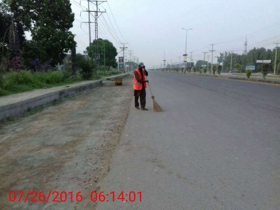 Cleaning of different roads early in the morning