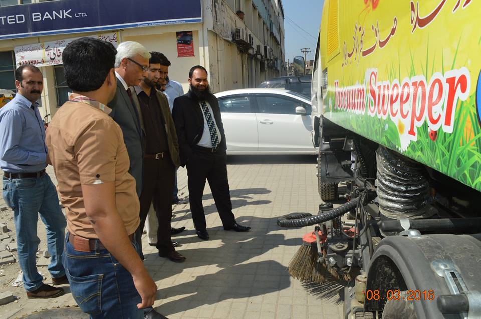 Dr Atta-ul-haq inspecting new vaccum sweeper